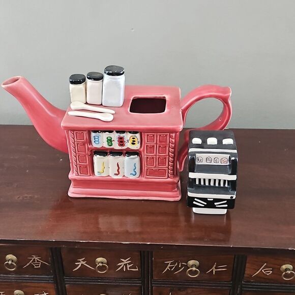 Vintage Ceramic Teapot with Restaurant Counter Design - Picture 5 of 9